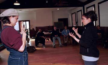 Εμφύτευση μοσχευμάτων κοχλία βοηθά τα κωφά παιδιά να κατανοήσουν τη γλώσσα