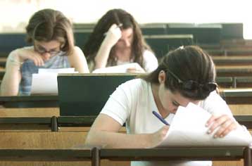 Θέση στα ΑΕΙ εξασφαλίζουν όσοι έγραψαν πάνω από 15 – Ανοδος των βάσεων