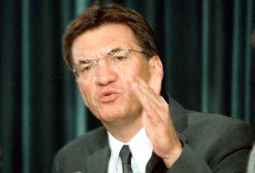 Αρσένης και αντιπολίτευση κατά του θεσμού των μετεξεταστέων – Αλλαγές στη μεταρρύθμιση από Σεπτέμβρη