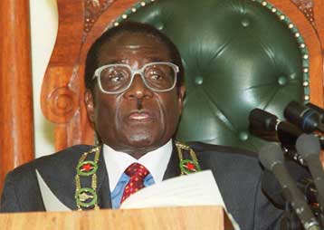 Δεν θα σταματήσουμε τις καταλήψεις αγροκτημάτων, δηλώνει ο Μουγκάμπε