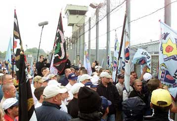 Επίθεση με αυγά κατά υπουργού της Β.Ιρλανδίας