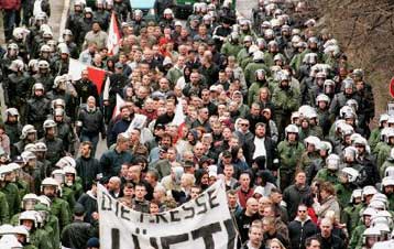 Την απαγόρευση των ακροδεξιών κομμάτων ζητά Γερμανός βουλευτής – Αντίθετος ο Σρέντερ