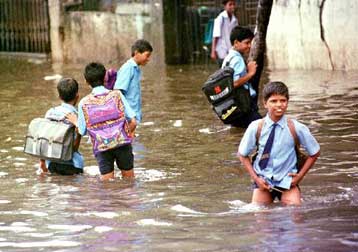 Υπερβαίνουν τους 150 οι νεκροί από τις πλημμύρες στη βόρεια Ινδία