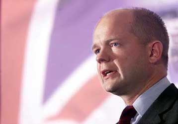 Κορυφαίο στέλεχος των Τόρις αυτομολεί στους Εργατικούς εν μέσω καταγγελιών