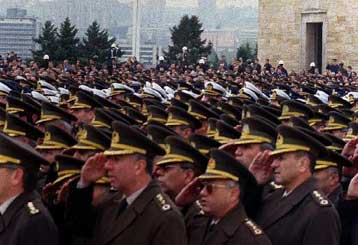 Αποστρατεύονται 40 Τούρκοι αξιωματικοί για διασυνδέσεις με εξτρεμιστικές οργανώσεις