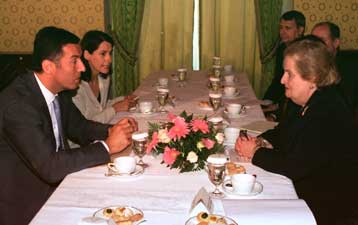 Η σερβική αντιπολίτευση δεν πρέπει να μποϊκοτάρει τις εκλογές, τονίζει η Ολμπράιτ