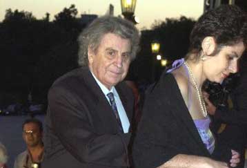 Τα 75 του χρόνια κλείνει ο Μίκης Θεοδωράκης