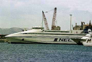 Καθηλωμένα πολλά πλοία σε Πειραιά και Ραφήνα λόγω των θυελλωδών ανέμων