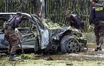 Τρεις νεκροί από έκρηξη αυτοκινήτου στην Ινδονησία – Τραυματίστηκε ο πρέσβης των Φιλιππίνων