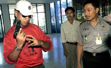 Παραστρατιωτικός ηγέτης παραδίδει συμβολικά τα όπλα του στις Αρχές της Ινδονησίας