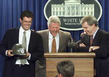 Ο Κλίντον σε ρόλο εκπροσώπου Τύπου μιλά για την παραίτηση του Λόκχαρτ