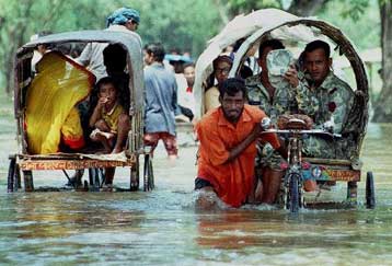 Eβδομήντα νεκροί και αμέτρητοι άστεγοι ο απολογισμός από τις πλημμύρες στο Μπανγκλαντές