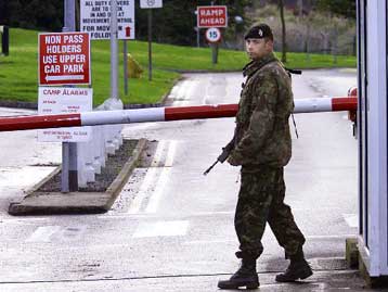 Περιορίζει την παρουσία του στη Β.Ιρλανδία ο βρετανικός στρατός