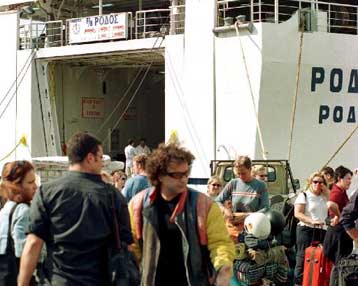 Αποκαταστάθηκε η βλάβη του Ρόδος – Απέπλευσε από το λιμάνι της Σύρου