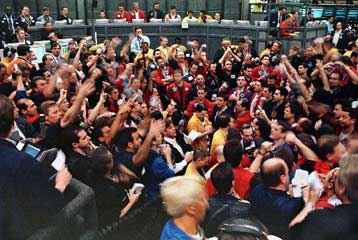 Εντονα πτωτικές τάσεις στη Γουόλ Στριτ στο άνοιγμα της Παρασκευής