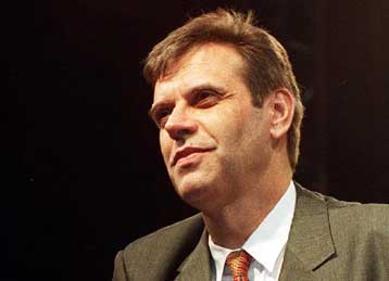 Ο Κοστουνίτσα ζητά τη βοήθεια της Ελλάδας