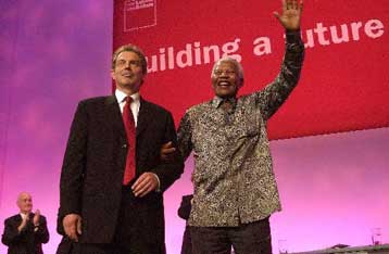 Ενθουσιασμός με την ομιλία του Μαντέλα κατά τη λήξη του συνεδρίου των Βρετανών Εργατικών