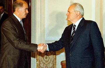 Τηλεφωνική επικοινωνία Παπανδρέου και Κοστουνίτσα για το δεύτερο γύρο των γιουγκοσλαβικών εκλογών