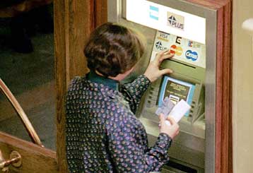 Μέσω τραπεζών θα μπορούν να εξοφλούνται ΦΠΑ και ΦΜΥ έως το τέλος του χρόνου