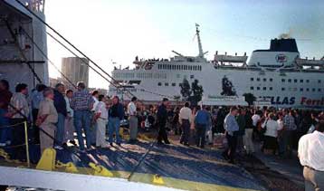 Επιβατηγό πλοίο προσάραξε στη Νάξο