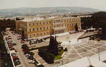 Τρεις ακόμη βουλευτές εκπίπτουν του αξιώματός τους