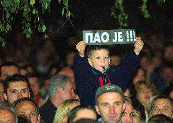 Η αντιπολίτευση ζητά την αποχώρηση Μιλόσεβιτς   <I>Αυτός ετοιμάζεται για το β γύρο