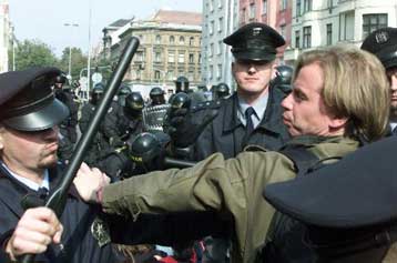 Στο δικαστήριο είκοσι διαδηλωτές για τις ταραχές στην Πράγα