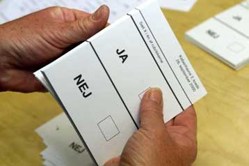 Οριακά κατά του ευρώ τάσσονται οι Δανοί, σύμφωνα με το πρώτο exit poll