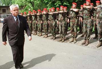 Πρώτοι τριγμοί στον κυβερνητικό συνασπισμό της Γιουγκοσλαβίας<i>Την παραίτηση Στοΐκοβιτς ζητά ο