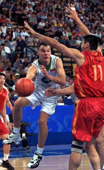 Οι Λιθουανοί απέκλεισαν τη Γιουγκοσλαβία στον προημιτελικό του μπάσκετ