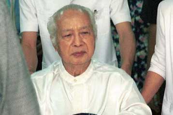 Γλιτώνει τελικά τη δίκη ο Σουχάρτο για λόγους υγείας