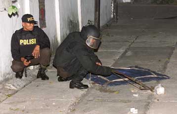 Εκρηξη συγκλονίζει την Τζακάρτα, ενώ συνεχίζεται η δίκη του Σουχάρτο