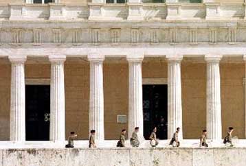 Παγώνουν οι πολιτικές δραστηριότητες εξαιτίας της τραγωδίας στο Αιγαίο