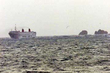 Επαναλαμβάνονται το πρωί οι έρευνες για τον εντοπισμό ναυαγών<i>Είδαν τα βράχια να μπαίνουν στο