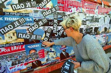 «Επεσε» φωνάζει σύσσωμη η σερβική αντιπολίτευση στον Μιλόσεβιτς