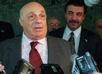 Νέες επικρίσεις δέχεται ο Ντενκτάς από Τουρκοκυπρίους για τους χειρισμούς του στο Κυπριακό