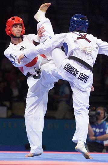 «Χρυσές» κλοτσιές από το Μιχάλη Μουρούτσο <I>Κέρδισε 4-2 τον Ισπανό Εσπάρτσα</I>