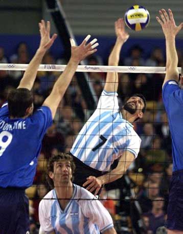 Η Αργεντινή έκανε τη μεγάλη έκπληξη στο βόλεϊ, 3-1 τη Βραζιλία, και πέρασε στους «4»