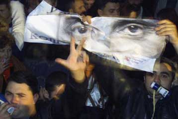 Στους δρόμους κατεβαίνει η γιουγκοσλαβική αντιπολίτευση, παρά τις ανεπίσημες συστάσεις της αστυνομία