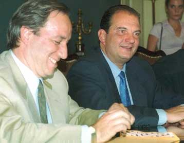 Σύγχυση στη ΝΔ με αφορμή την υπογραφή Καραμανλή στο δημοψήφισμα της Εκκλησίας