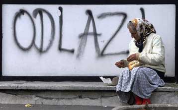 Δεύτερο γύρο εκλογών θέλει τώρα ο Μιλόσεβιτς<i>Νοθεία του αποτελέσματος καταγγέλλει ο Κοστουνίτ