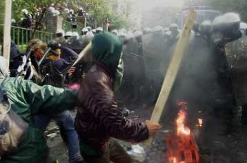 Δεκάδες τραυματίες σε βίαιες συγκρούσεις μεταξύ διαδηλωτών και αστυνομίας στην Πράγα