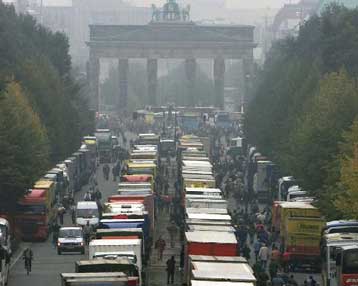«Δέσμιο» αυτοκινητιστών και αγροτών το Βερολίνο<I>Διαμαρτυρίες για την υψηλή τιμή των καυσίμων</