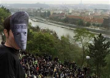 Επί ποδός οι διαδηλωτές στην Πράγα – Αρχίζει η σύνοδος του ΔΝΤ και της Παγκόσμιας Τράπεζας