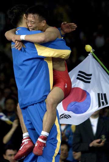 Δεύτερο χρυσό Ολυμπιακό μετάλλιο για τον Κορεάτη Σιμ Κβον στα 54κ. της ελληνορρωμαϊκής  <I>Ο Σαμ