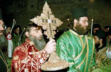 Ακόμα μία εβδομάδα θα παραμείνει ο Τίμιος Σταυρός στη Μητρόπολη Αθηνών