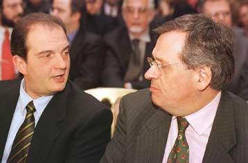 Αντιδράσεις στη ΝΔ πυροδότησε η υπογραφή Καραμανλή για τις ταυτότητες