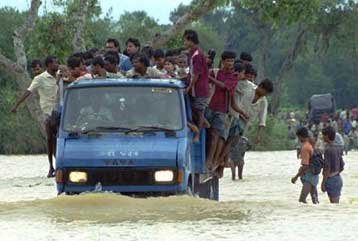 Στους επτακόσιους έφτασαν οι νεκροί από τις πλημμύρες στην Ινδία και το Μπαγκλαντές