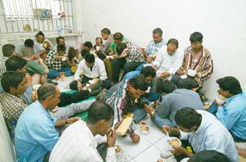 Εκατοντάδες λαθρομετανάστες φτάνουν στις ιταλικές ακτές