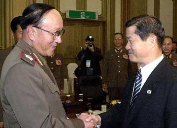 Ιστορική συνάντηση των υπουργών Αμυνας Νοτίου και Βορείου Κορέας